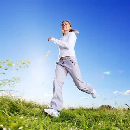 lady running outdoor with healthy knee after CSC treatment