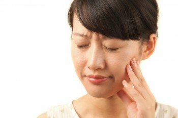 lady with jaw pain